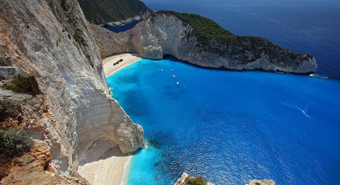 Zakynthos - Řecko_úchvatná vyhlídka z útesů dolů na pláž Navagio s vrakem pirátské lodi.