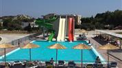 Evita Resort - slunečníky u bazénu