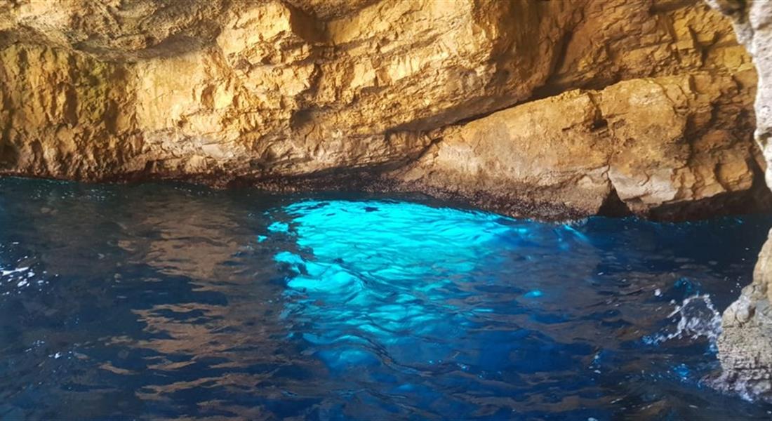 Zakynthos - Světlé skály se svažují hluboko do moře, jehož vodami se zase bere slunce nahoru - a tak vznikají Modré jeskyně.